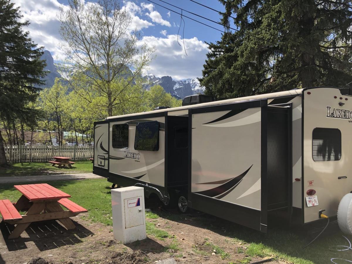 Rundle Mountain Rv Park Hotel Canmore Eksteriør billede